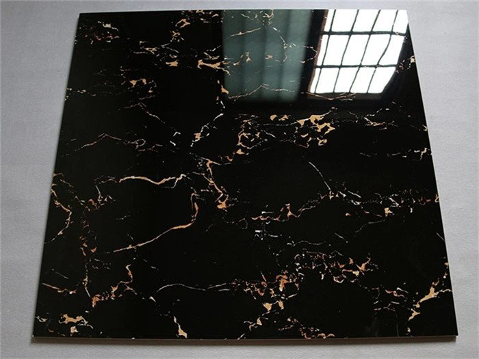 Baño de azulejos de mármol negro