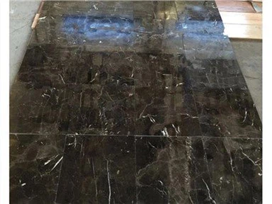 Baldosas de mármol oscuro