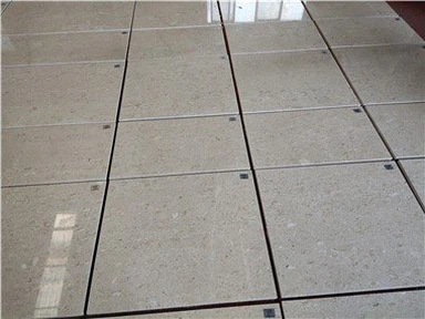Baño con azulejos de mármol beige