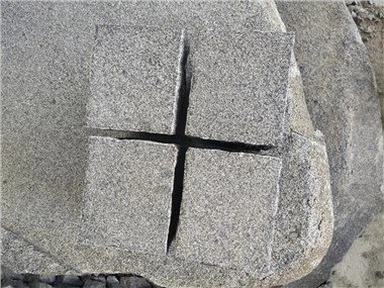 Cubo de piedra negra