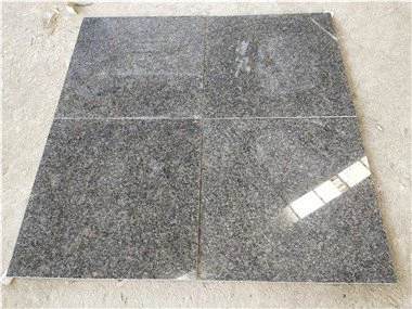 Pisos de granito gris acero