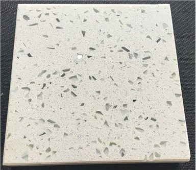 Cuarzo blanco con motas de espejo