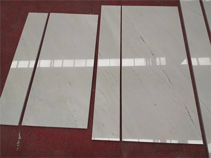 Peldaños de escalera de mármol blanco