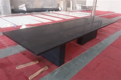 Mesa de comedor de mármol negro