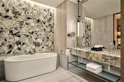 Baño de mármol verde claro