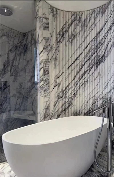 Baño de mármol de Milas lilas