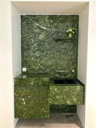 Baño de mármol verde Ming
