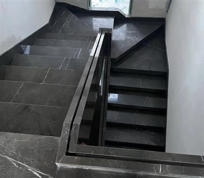 Escaleras de mármol gris de pietra