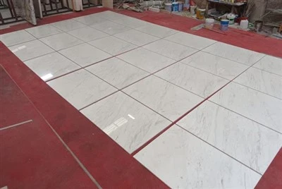 Mármol blanco con venas gris claro
