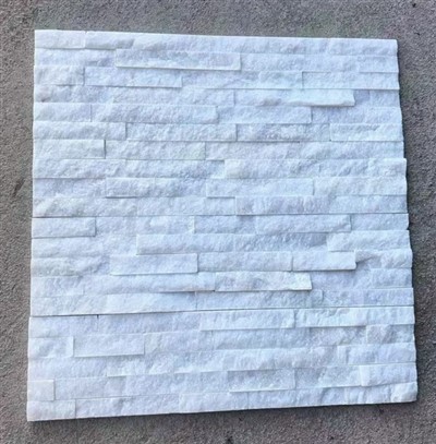 Piedra apilada de cuarcita blanca
