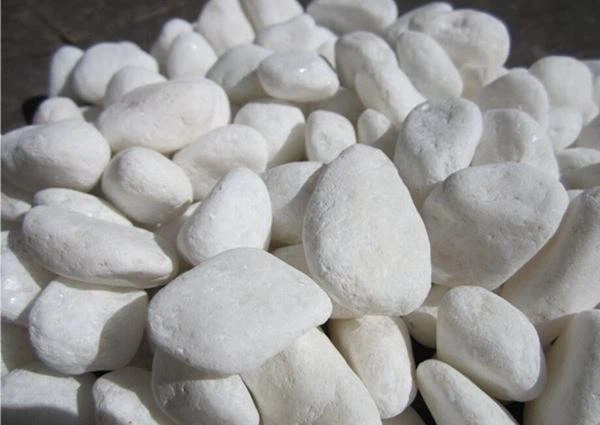 Piedra de guijarros blanca como la nieve
