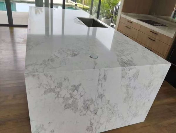 Encimeras de cuarzo blanco con vetas grises